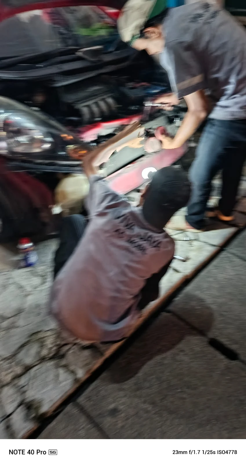 Mekanik memeriksa bagian dalam mobil