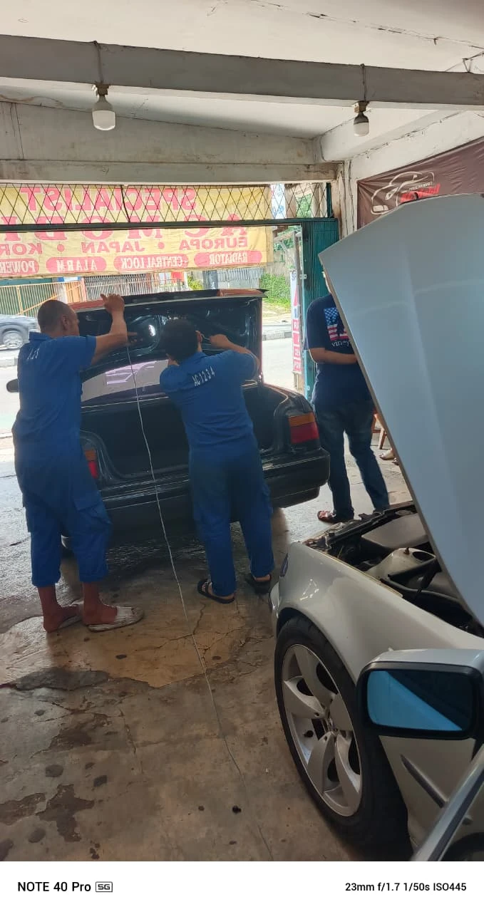 Suasana bengkel AC mobil