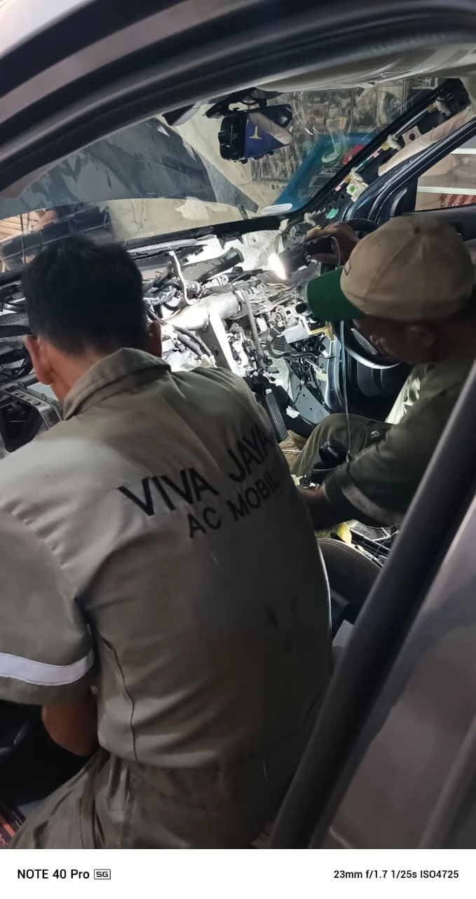 Mobil pelanggan sedang diservis