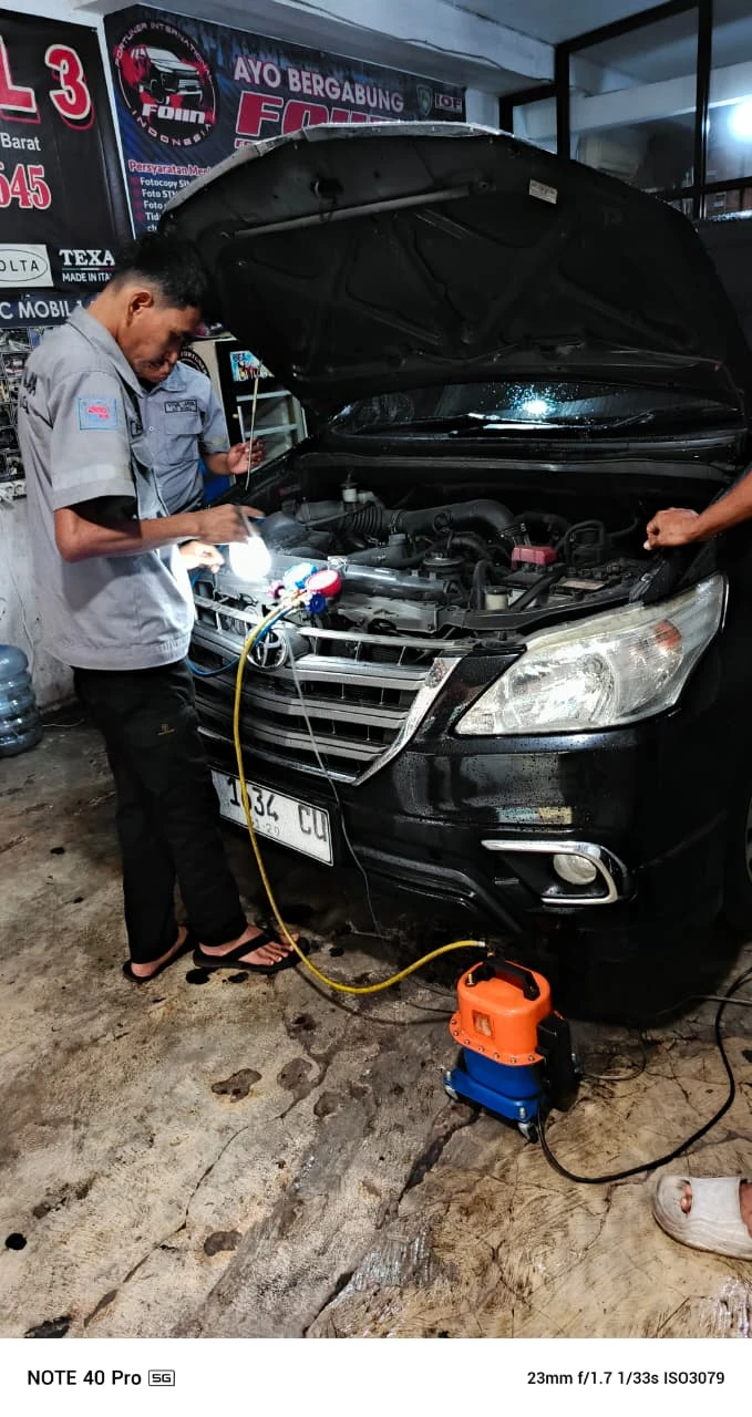 Mobil pelanggan di bengkel