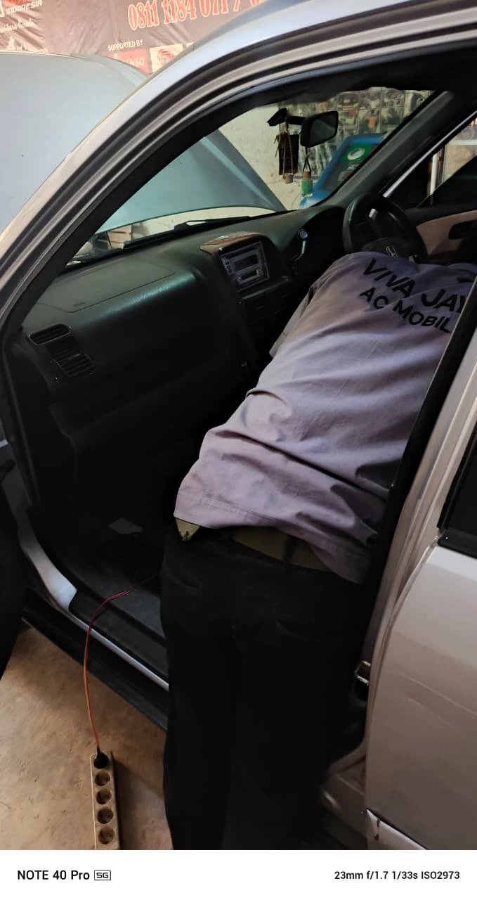 Membuka kap mobil untuk perbaikan