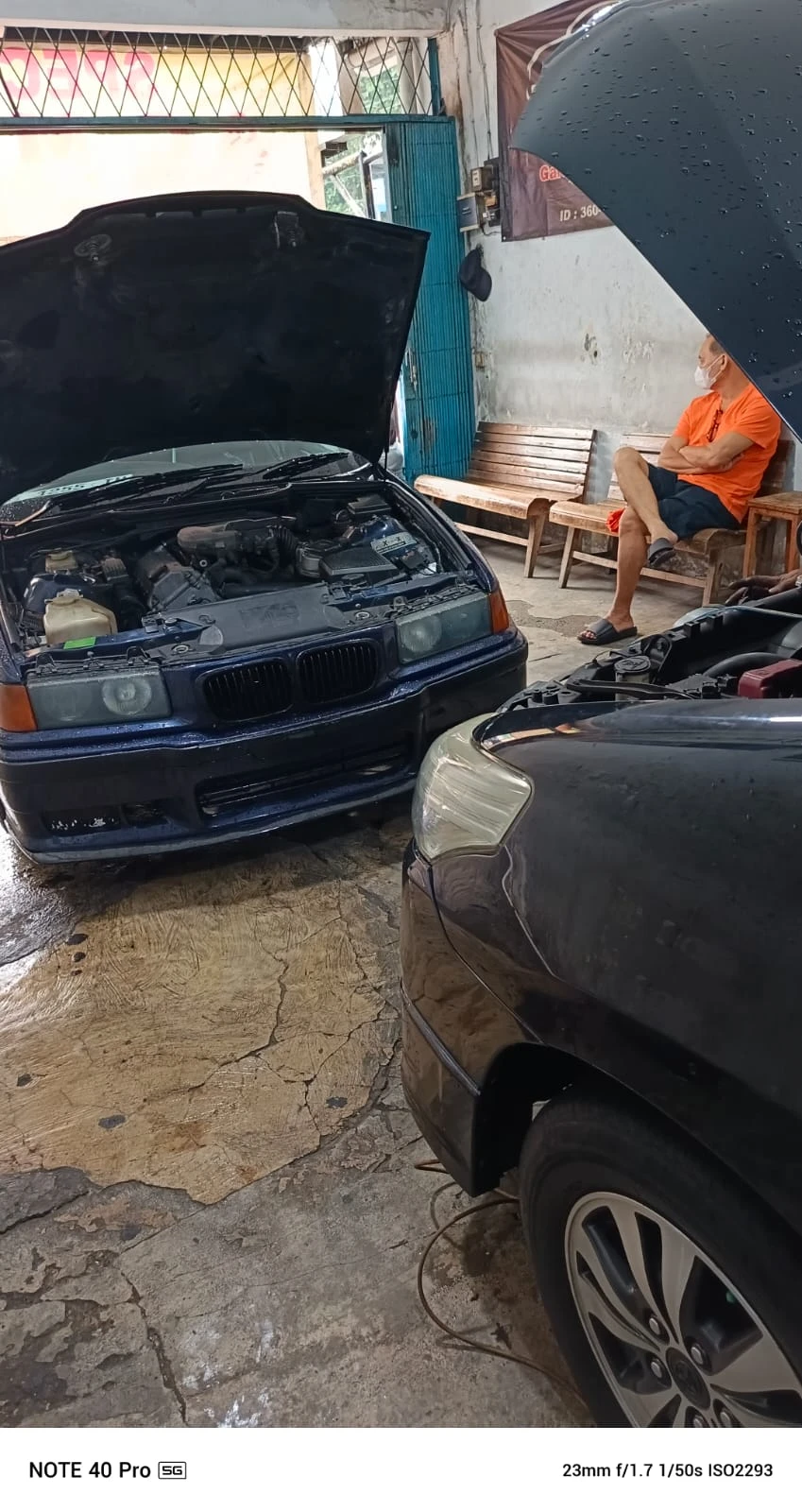 Komponen mesin mobil yang sedang diperbaiki