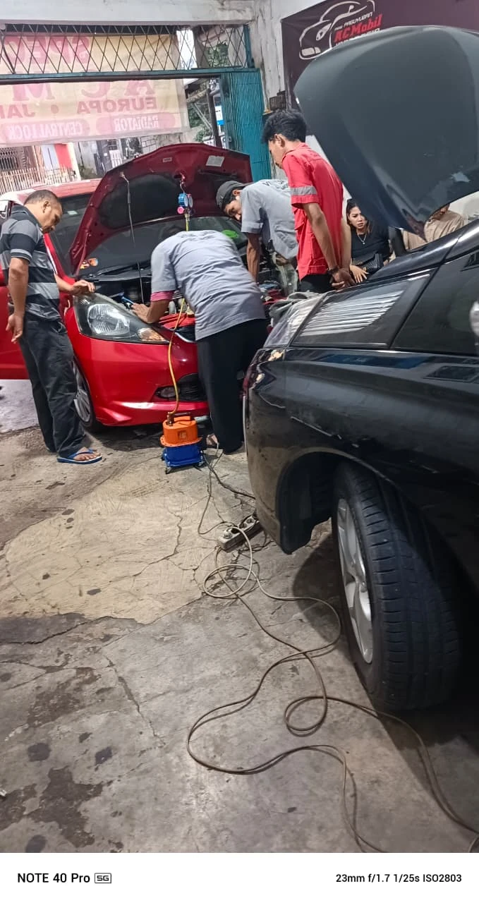 Teknisi berpengalaman sedang bekerja