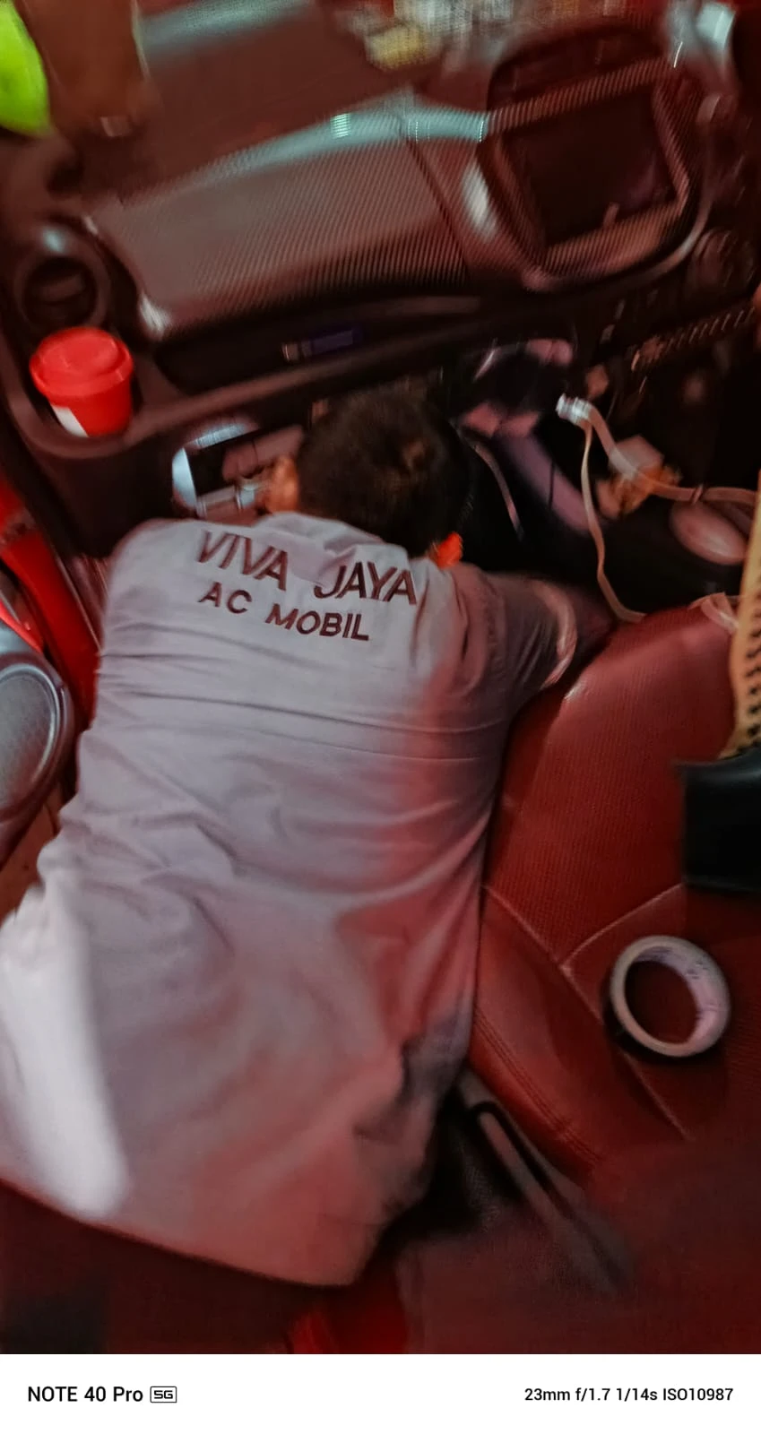 Proses perbaikan AC mobil